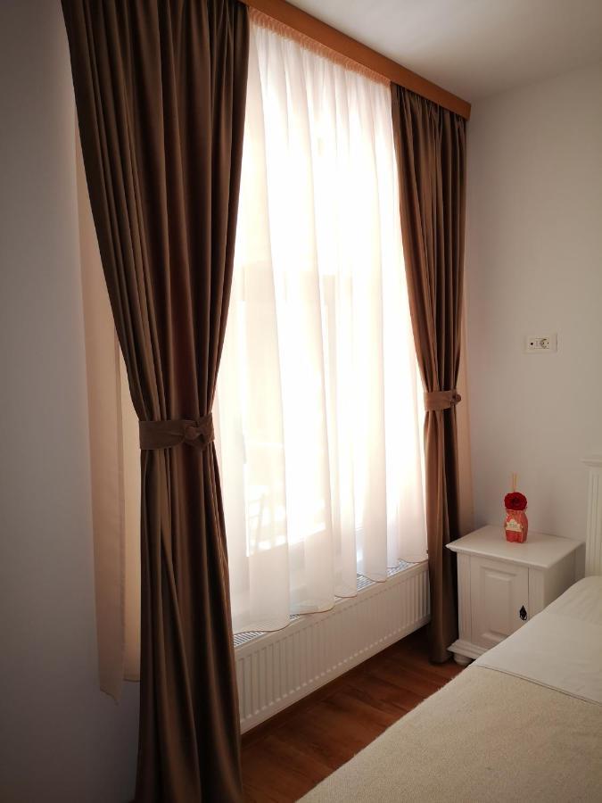 Brize Guest House ตูซลา ภายนอก รูปภาพ