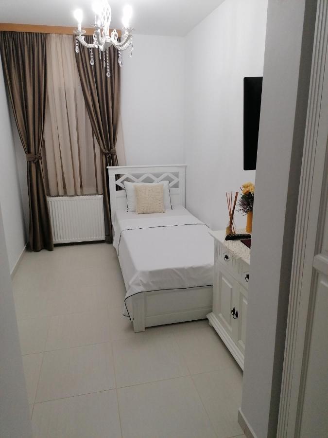 Brize Guest House ตูซลา ภายนอก รูปภาพ